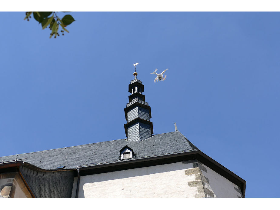 Vorbereitungen Drohnenflug über St. Crescentius (Foto: Karl-Franz Thiede)